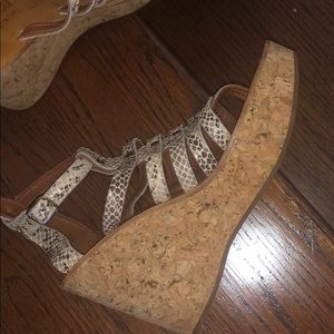 Snakeskin embossed leather platform sandals 👡